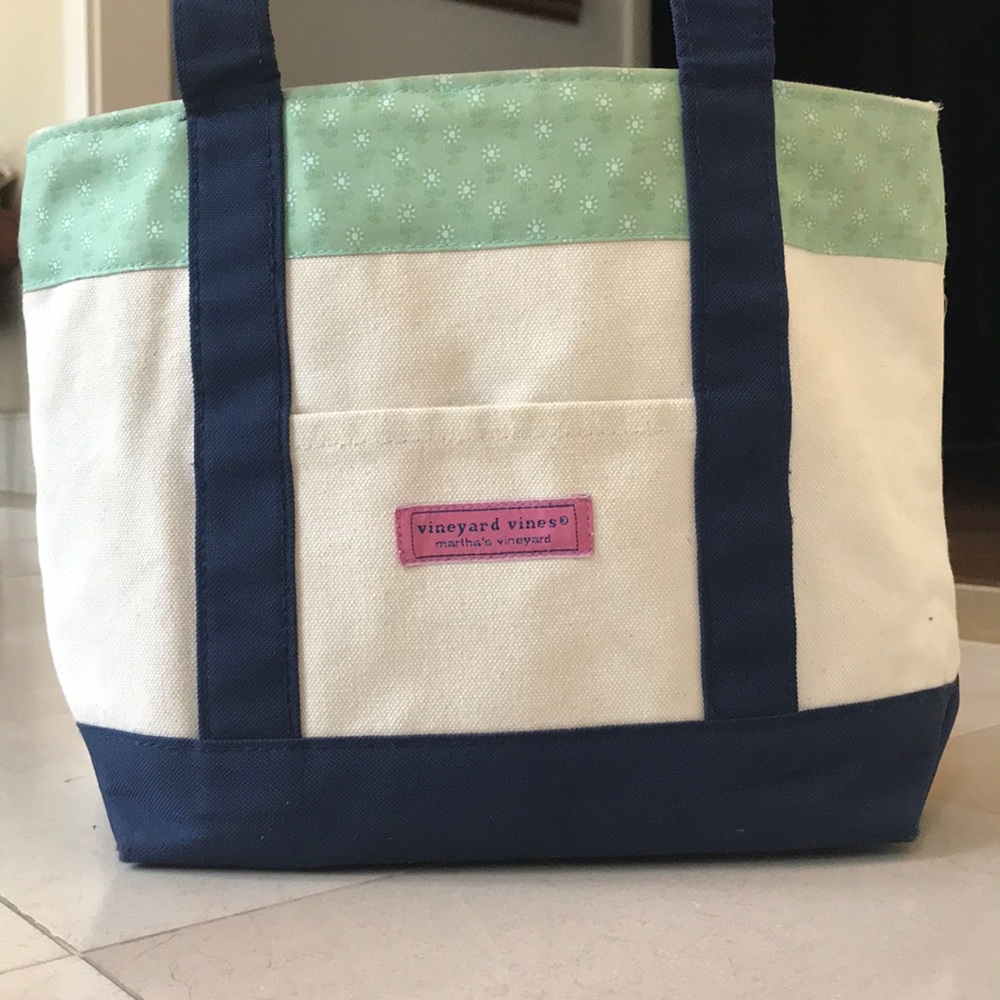 Vineyard vines medium sized tote